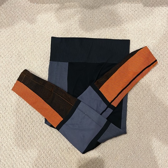 Designer workout leggings size small - Picture 2 of 2